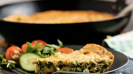 Köstliches Kräuter-Frittata-Rezept mit frischen Frühlings-Erbsen und Rucola, ideal für eine gesunde und aromatische Mahlzeit.